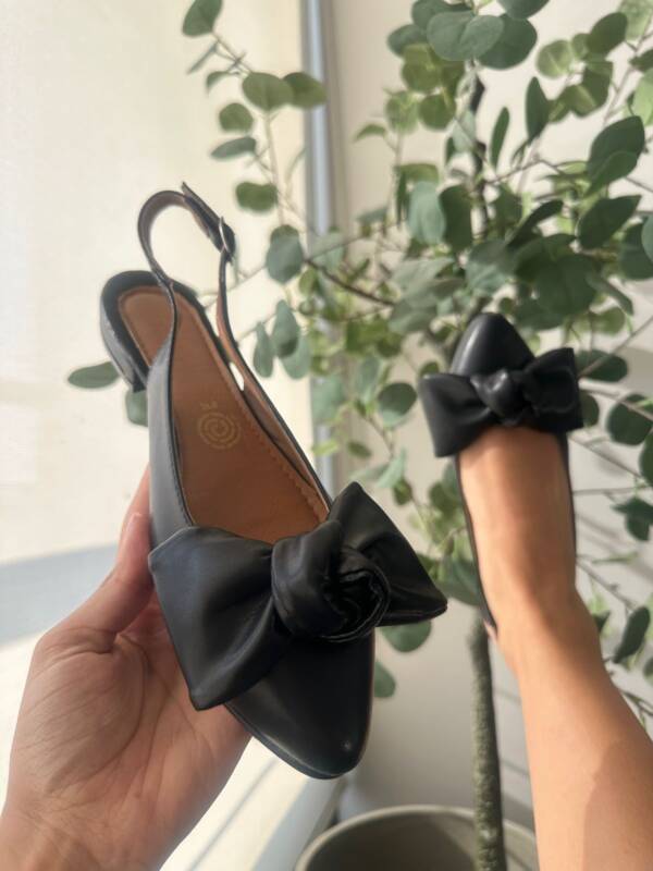 Elegancia en Cada Paso; Valerinas Negras con Nudo Mod. 25 3833