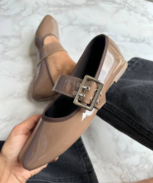 04 0903 Valerina Charol Color Venado con Hebilla Dorada