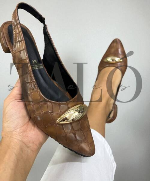 Flats tipo Valerina Camel Charol Texturizado con Detalle Dorado 044 2502