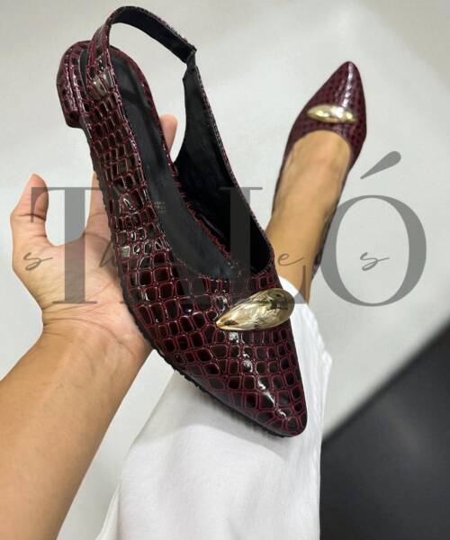 Flats tipo Valerina Vino Charol Texturizado Detalle Dorado 044 2502
