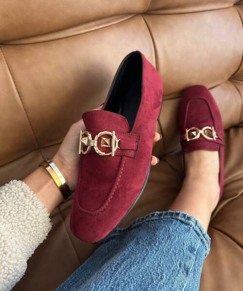 Zapatos Tipo Mocasín Vino con Detalle Dorado Mod. 02 7000
