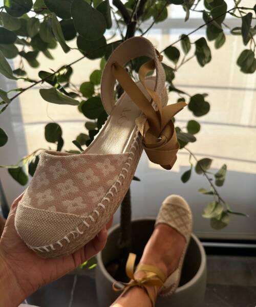 Alpargatas Beige con Estampado de Flores Mod. 04 0203