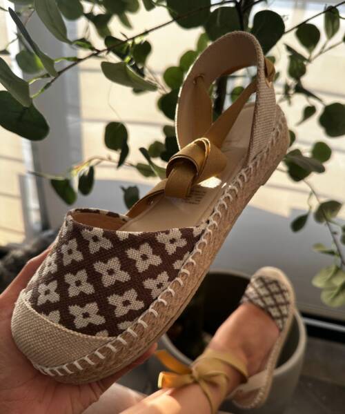 Alpargatas Café con Estampado de Flores Mod. 04 0203