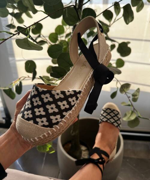 Alpargatas Negras con Estampado de Flores Mod. 04 0203