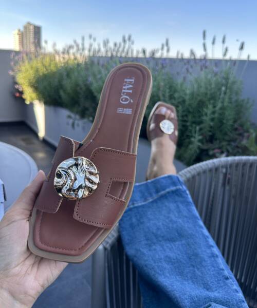 Sandalia Camel con Detalle Metalico Mod. 14 0256