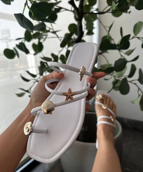 Sandalia Blanca con Tiras y Apliques Dorados Mod. 35 0400