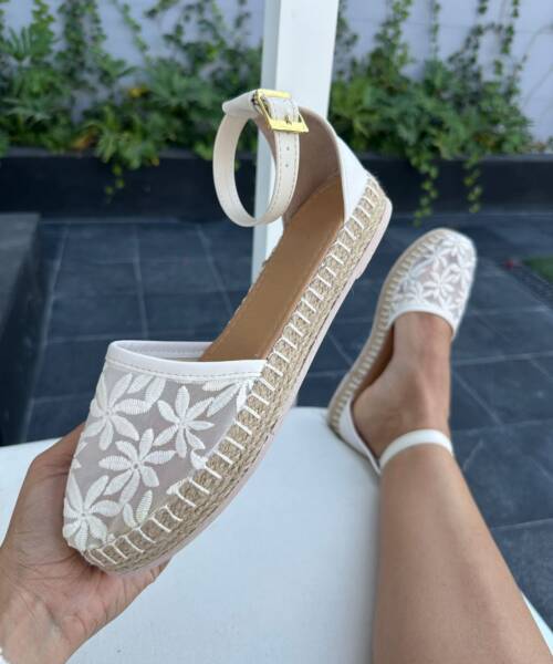 Alpargatas de Encaje Blanco con Flores Mod. 44 5211